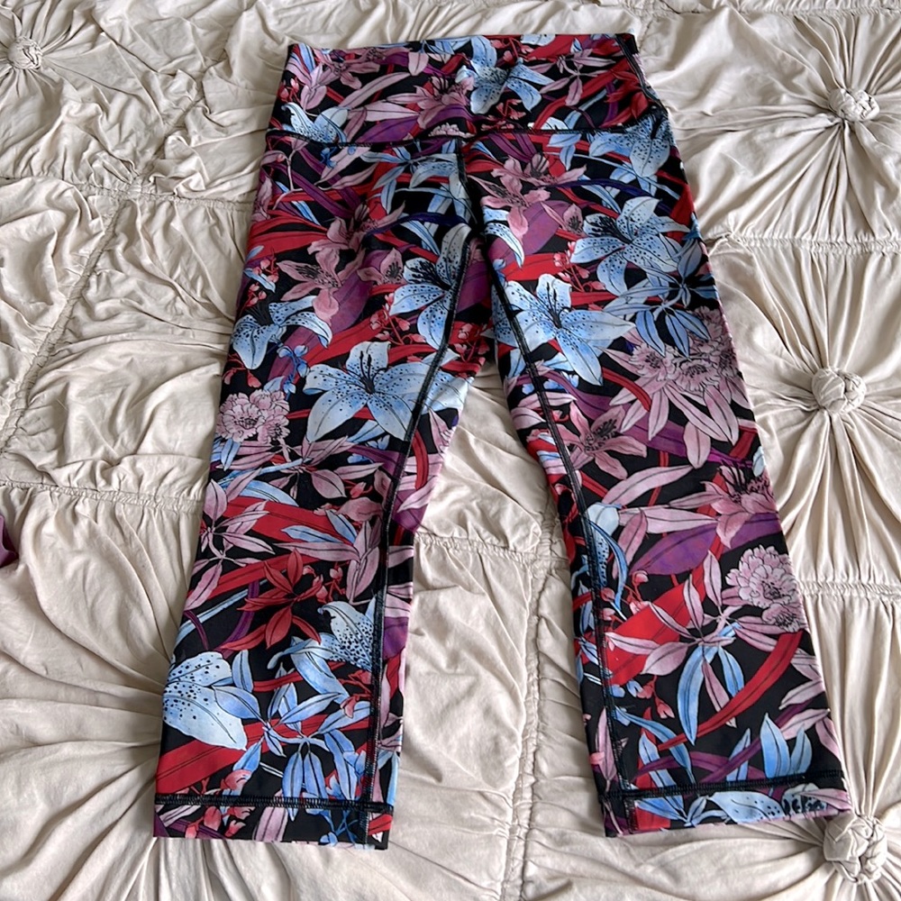EUC Lululemon Wunder Under 21” Crop Floral multi